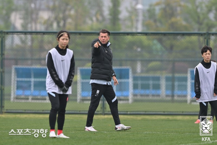 이제 딱 한 판, 필승 다짐한 콜린 벨 감독 “정밀 분석으로 올림픽 도전”