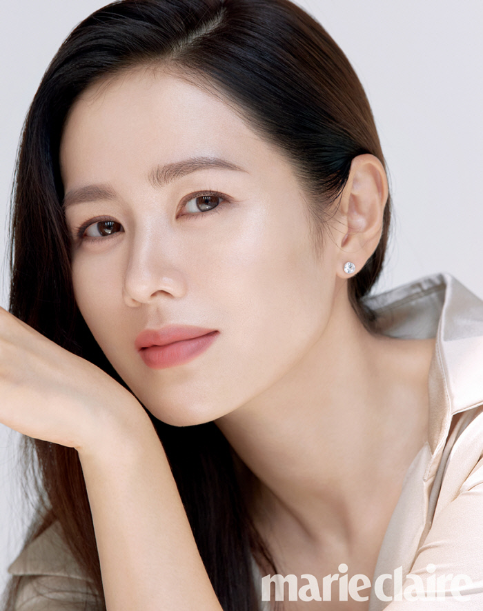 손예진, 탄력 넘치는 ‘피부’ [화보]