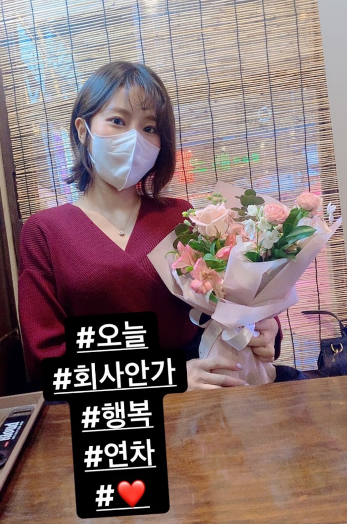 ‘돌싱글즈2’ 김은영, ‘♥3살 연하’ 남친이 준 꽃다발?