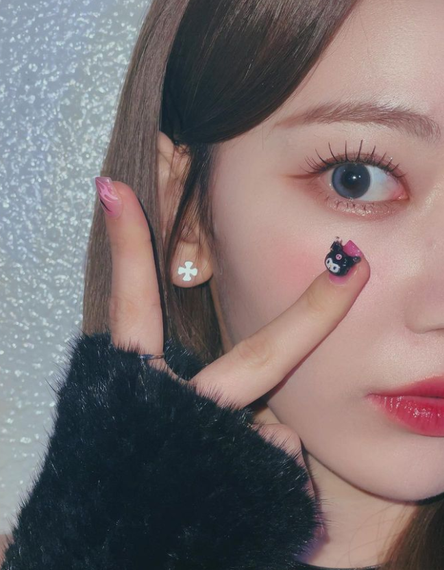 르세라핌 사쿠라, 잔망 눈빛X키치 네일