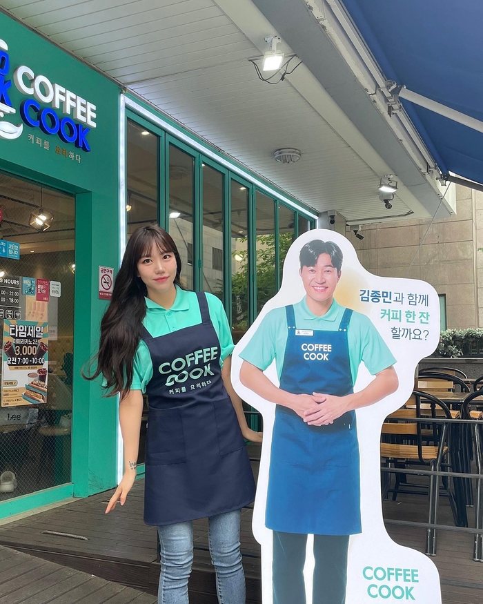 두자매 김희진 “모델 김종민 선배님과 찰칵” 익살