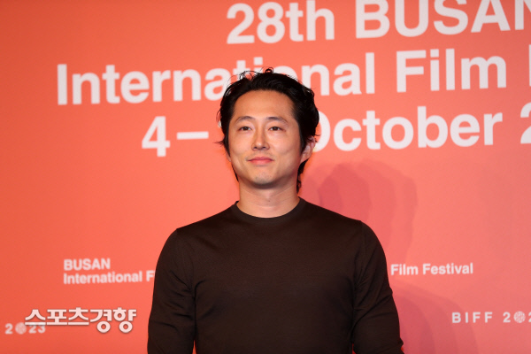 포즈 취하는 배우 스티븐 연[스경포토]