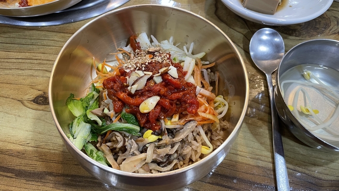 특제 재료로 지은 밥의 약용비빔밥…게 눈 감추듯, 입으로 직진[전주미식투어⑬]