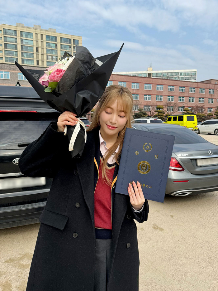 위클리 조아, 압구정고 졸업…꽃다발 들고 찰칵