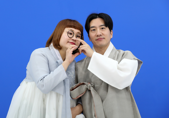 ‘데프콘 어때요’ 조수연-신윤승 “이번 설엔 소개팅 어때요?”[설특집 한복인터뷰]