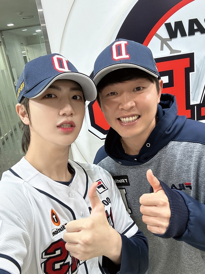 크래비티 원진, 두산베어스 성덕 됐다!···시범 경기 ‘볼보이 체험’