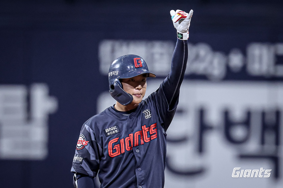 ‘타율 1위’ 전민재 자리 비우자, 이호준이 3안타 2타점으로 펄펄…‘되는 집안’ 롯데, 키움 꺾고 위닝시리즈 확보[스경X현장]