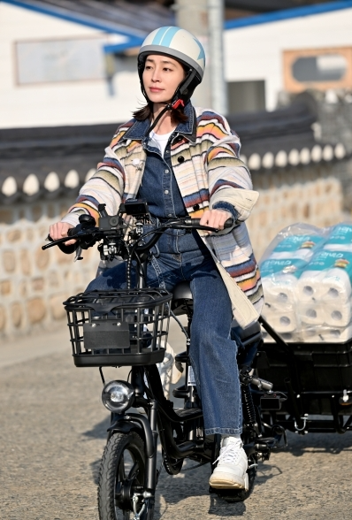 이민정, 자전거 타고 첫 등장!···‘가는정 오는정 이민정’ 케미 폭발했다