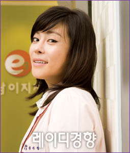 에세이집 발간한 치과 의사 겸 가수 이지