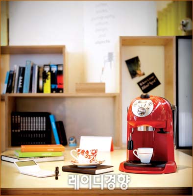책상 위 한 잔의 여유 커피남녀