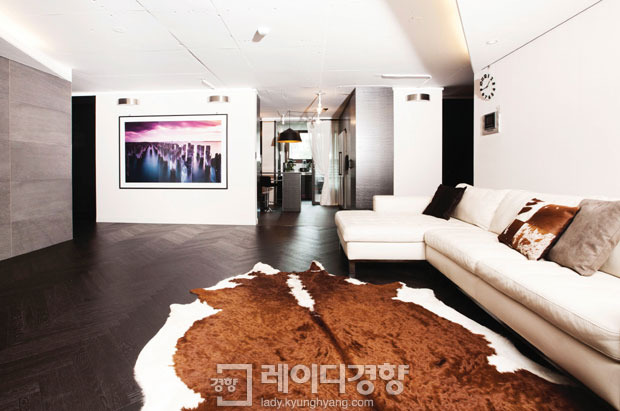 블랙 컬러와 조명으로 힘준 모던 스타일 아파트