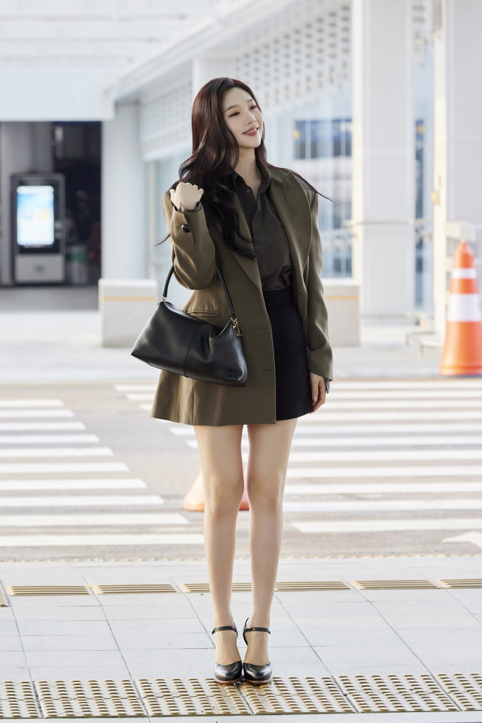 ‘가을 분위기 물씬’ 조이의 공항 패션, 어디 꺼?