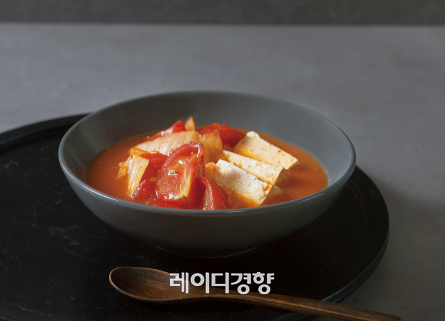 매콤한 겨울바람엔 얼큰한 김치찌개로 맞서요[주말&]