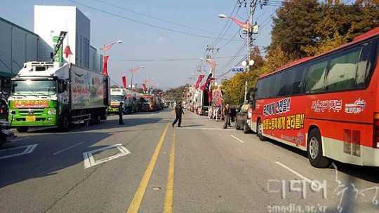 ‘묻지마 계약’ 논란 풀무원 제품 화물운송자 파업