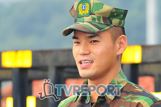 [T포토] 제대 이정 이제 민간입니다!