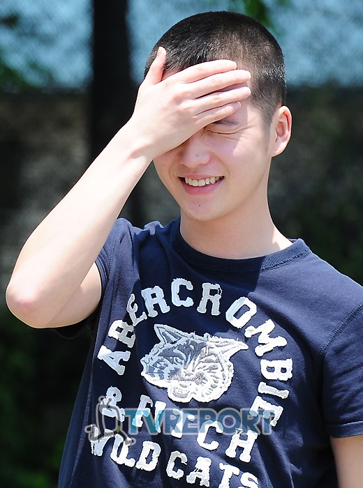 [T포토] 입대 김혜성, 까까머리 부끄러워요!