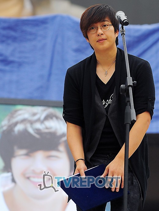 [T포토] 박용하 1주기 박광현 영원한 스타 내 친구 용하를 추모하며...