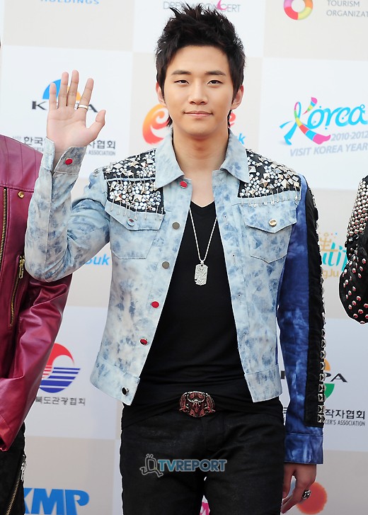 [T포토] 2PM 준호 정직한 손 인사