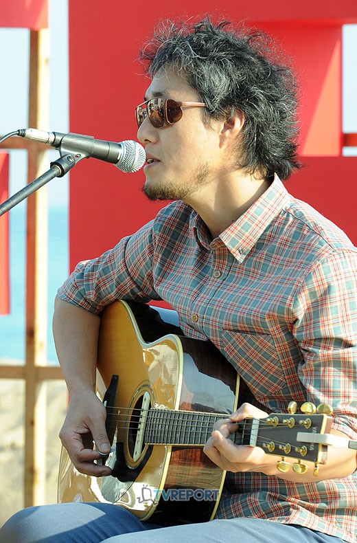 [T포토] 소규모아카시아밴드, 감미로운 기타 선율