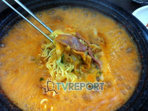 깊고 진한 국물! 30년 된 돌솥부대찌개 석기정