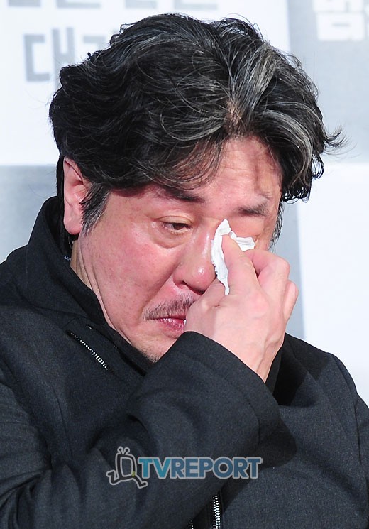 [T포토] 최민식, 연말 잦은 술자리에... 땀 줄줄