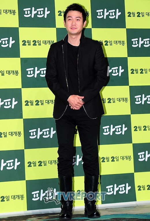 [T포토] 파파 박용우, 말끔한 올블랙 패션