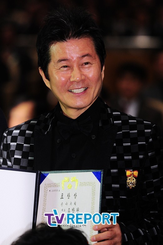 [T포토] 태진아 표창장 받아서 기쁘네요~(납세자의 날)
