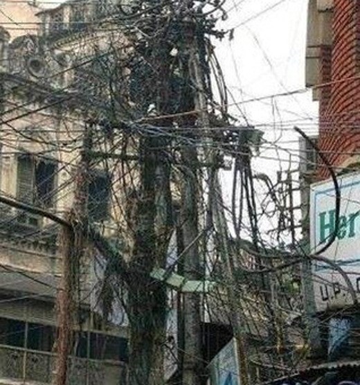 절대 못 고칠 전봇대, 볼수록 심하다