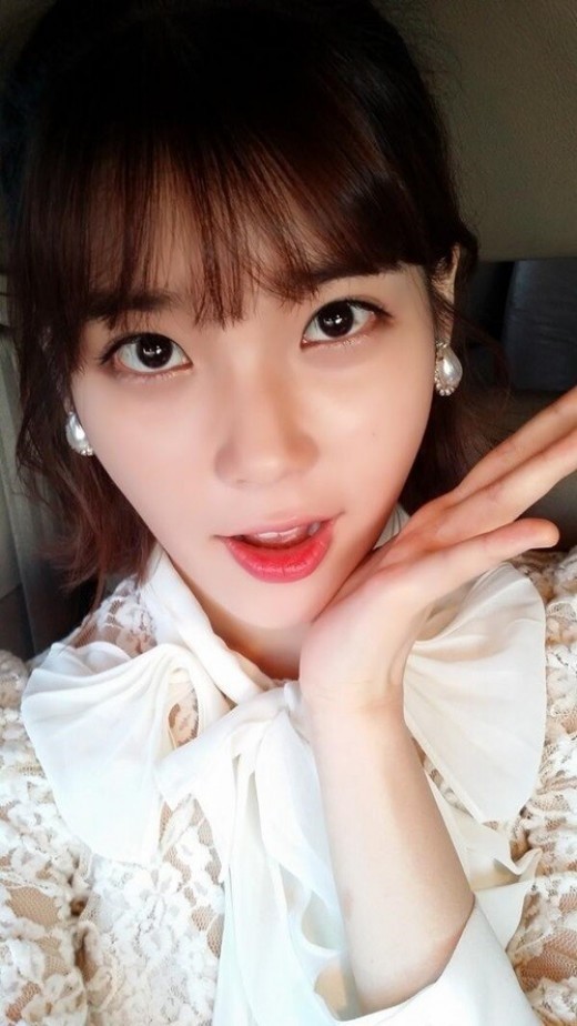 아이유 꽃받침 셀카, 깜찍+상큼 애교가 보통 아니네