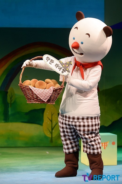 [T포토] 프랭키 마녀빵 앞에서 고민중(프랭키와 친구들)