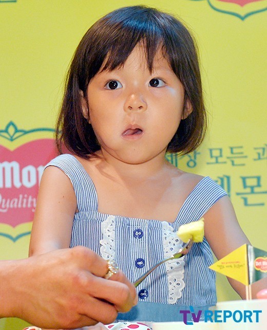 [T포토] 추사랑 귀여운 먹방 여신