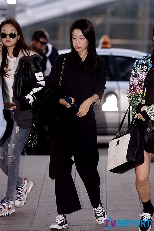 [T포토] 소진 멍~한 새벽 출국길