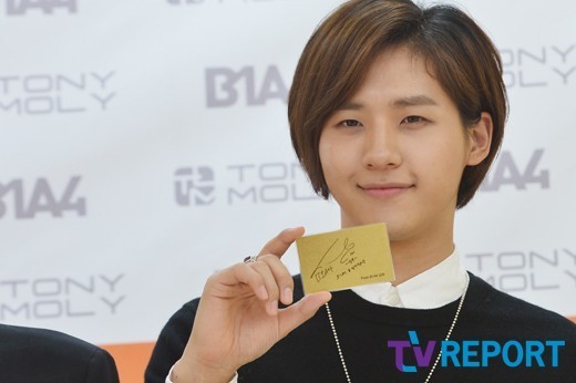 [T포토] 신우 골드 카드에 사인도 있어요
