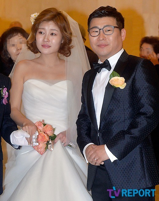 [T포토] 장미여관 윤장현 예비신부와 함께 싱글벙글
