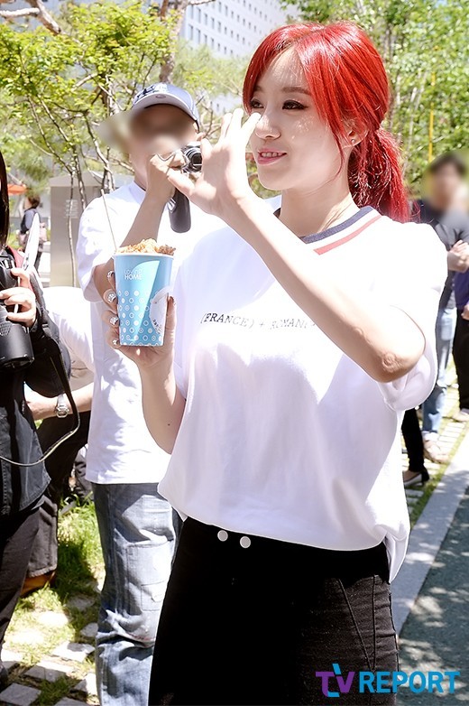 [T포토-Lab] 엘시 은정, 차원이 다른 팬서비스, 치킨을 쏜다!