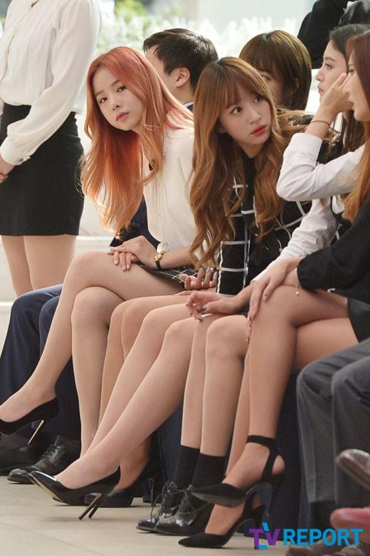 [T포토] 솔지 아찔한 다리꼬기(패션코드)