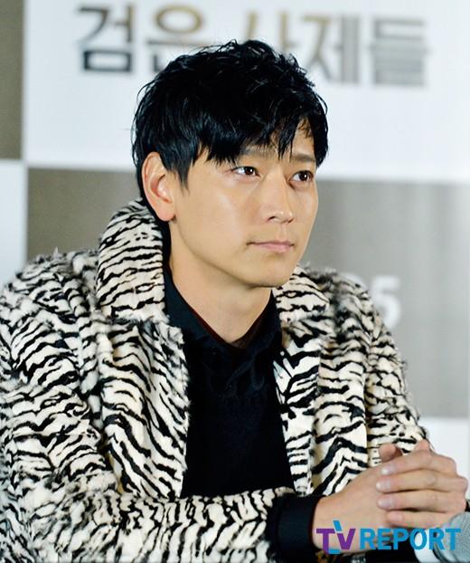 [T포토-Lab] 강동원 나홀로 화보 인생, 여심 녹이는 무결점 비주얼(검은 사제들)