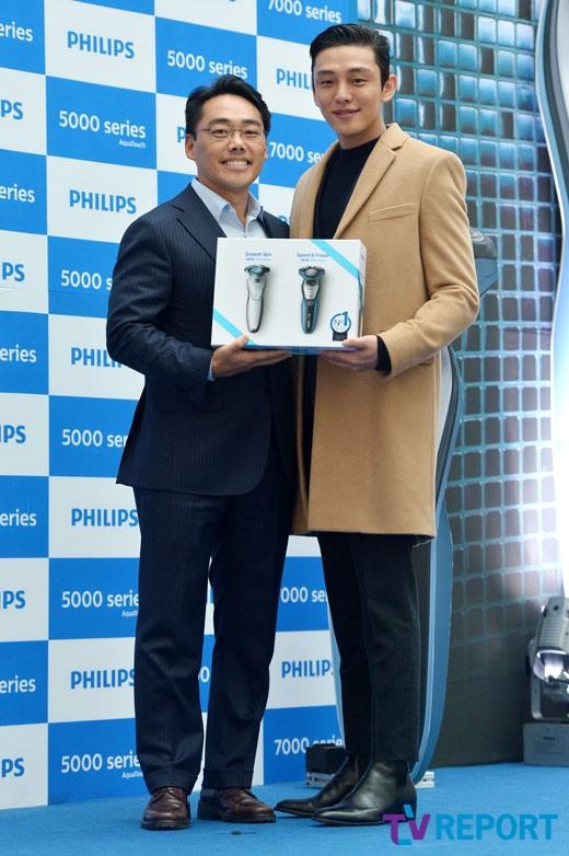 [T포토] 유아인 피터 곽 부사장과 함께