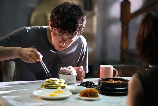 “눈물 젖은 고봉밥” ‘조작된도시’ 지창욱, 하정우 잇는 현실 먹방★