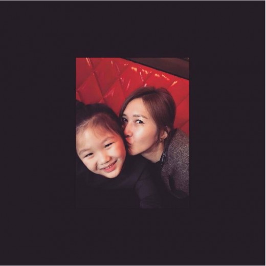 폭풍성장 지온이…윤혜진X엄지온, 행복한 母女 뽀뽀샷