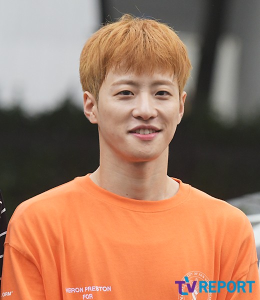 [T포토] 유앤비 필독 헤어스타일과 티셔츠가 깔맞춤