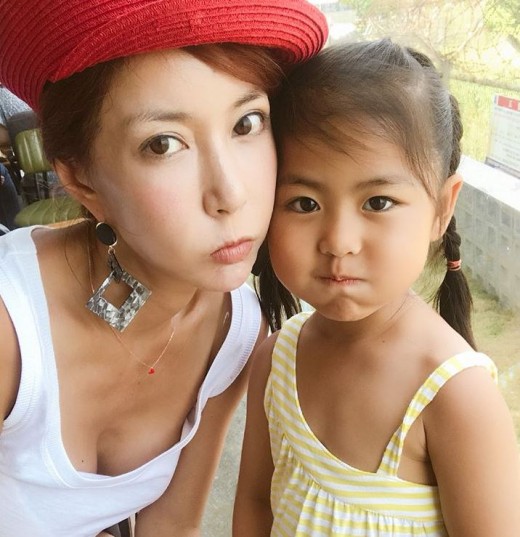 내 표정 따라하기…슈, 딸 라율이와 붕어빵 미모♥
