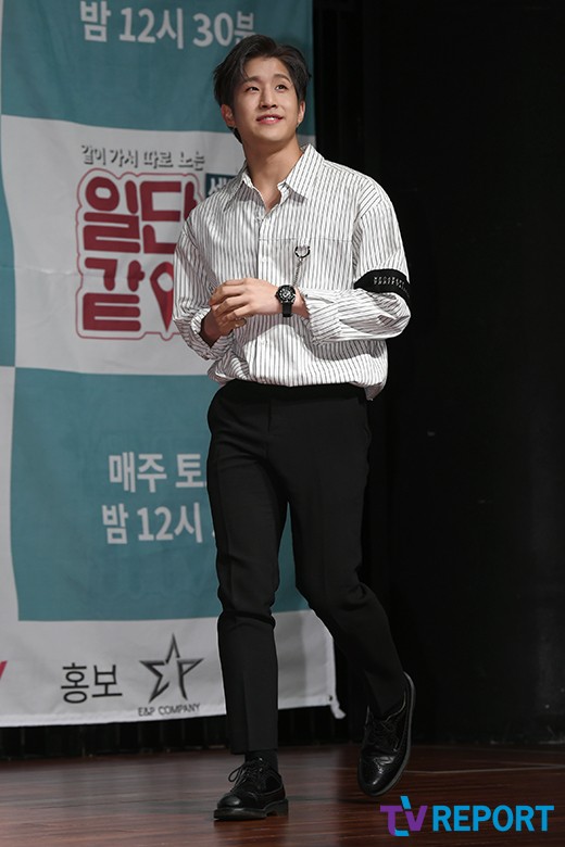 [T포토] 진진 팬들 보며 감동 눈빛