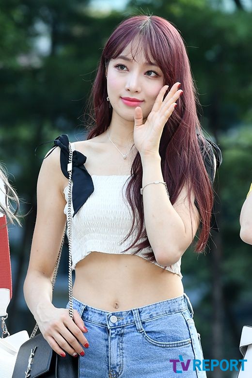 [T포토] 새봄 자신있게 복근 공개