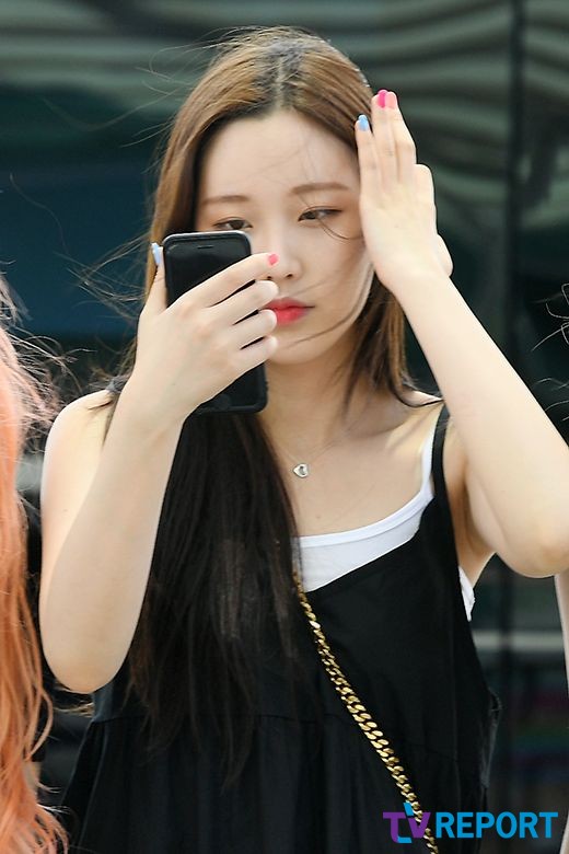[T포토] 나윤 수시로 미모 확인