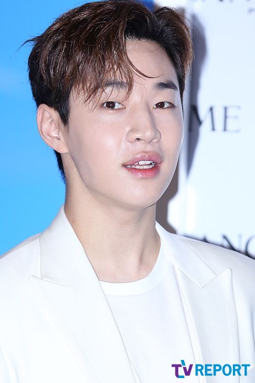 [T포토] 헨리 빈틈없는 우유빛깔 피부