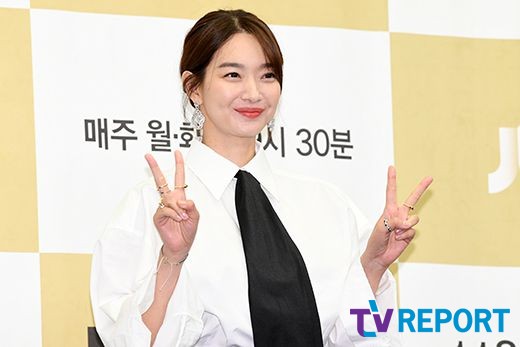 [T포토] 신민아 귀엽게 브이