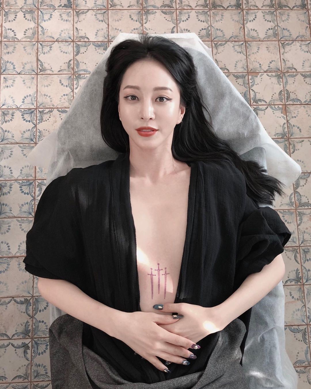 한예슬, 가슴골에 칼 모양 파격 타투…섹시+퇴폐미 폭발