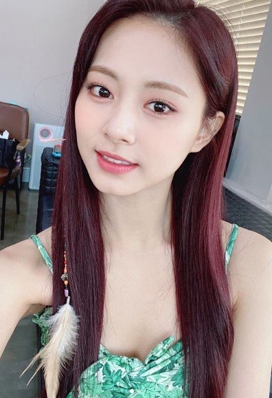 트와이스 쯔위, 셀카만 찍었을 뿐인데... 인어공주 자태