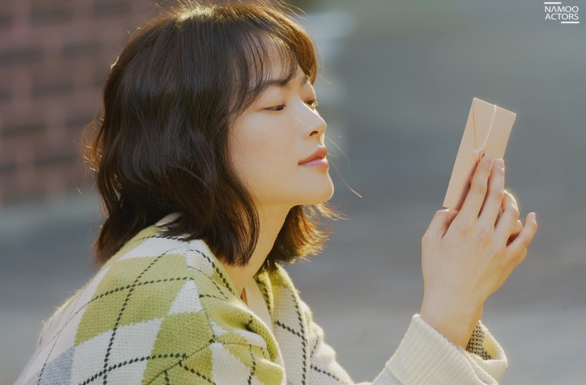 천우희, ‘비와 당신의 이야기’ 비하인드 스틸 공개... 봄날의 감성 가득